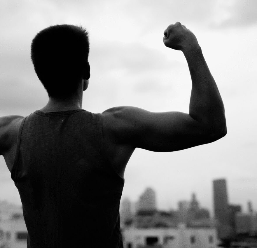 Hombre de espaldas marcando su biceps