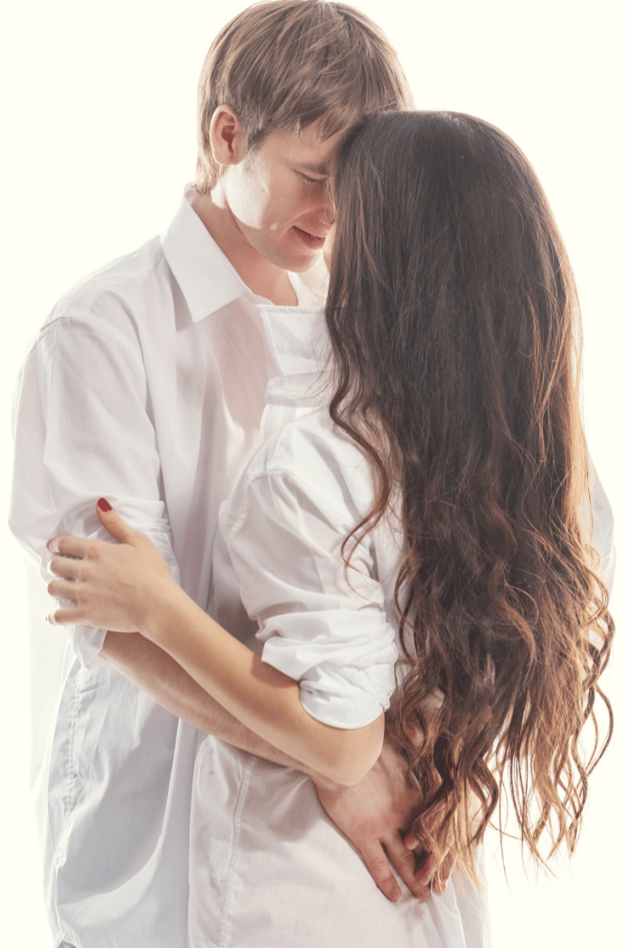 pareja mirandose el uno al otro